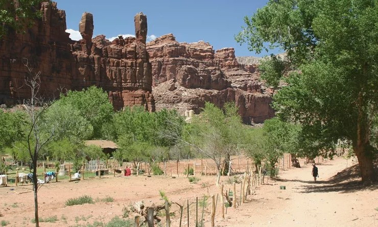 Làng Supai, Mỹ: Bộ Nông nghiệp Mỹ đã gọi Supai, nằm trong hẻm núi Havasu ở bang Arizona là cộng đồng xa xôi nhất trong 48 tiểu bang liền kề. Đây là thủ phủ của Khu bảo tồn người da đỏ Havasupai. Cách duy nhất để vào hoặc ra khỏi làng là bằng trực thăng hoặc đi bộ gần 13km, vì vậy thư từ được chuyển đến bằng những con la.