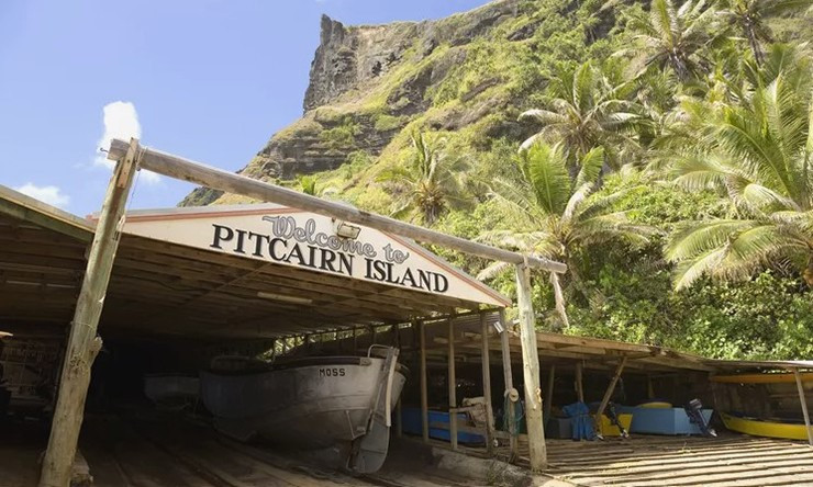 Quần đảo Pitcairn, Nam Thái Bình Dương: Quần đảo Pitcairn là một nhóm gồm 4 hòn đảo núi lửa ở Nam Thái Bình Dương, cũng là lãnh thổ hải ngoại của Anh. Hiện dân số đảo Pitcairn đang giảm dần và chính phủ đã cố gắng cấp đất miễn phí để phát triển cộng đồng.