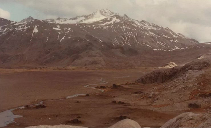 Quần đảo Kerguelen, Nam Ấn Độ Dương: Nằm cách xa nền văn minh gần nhất khoảng 3.220km, những hòn đảo ở phía nam Ấn Độ Dương này còn được gọi là quần đảo hoang vắng do vị trí vô cùng xa xôi của chúng. Cách duy nhất để đến quần đảo Kerguelen là bằng một con tàu chỉ khởi hành 4 lần một năm.