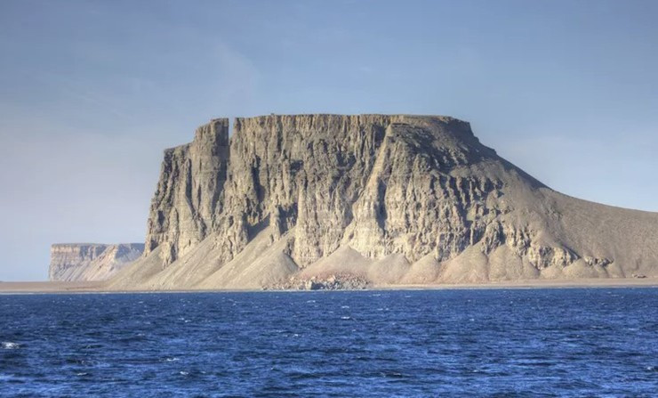 Đảo Devon, Canada: Đảo Devon (được gọi là Tallurutit ở Inuktitut) thuộc lãnh thổ Nunavut của Canada là hòn đảo không có người ở lớn nhất hành tinh. Với cảnh quan lạnh lẽo, nhiều đá và biệt lập, được đánh giá là có những đặc điểm địa hình tương tự sao Hoả, đảo Devon từng là nơi các nhà khoa học thực hiện các nghiên cứu.