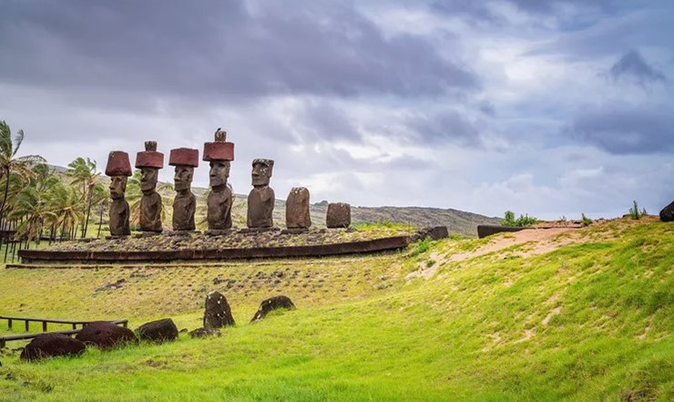 Đảo Phục Sinh, Chile: Đảo Phục Sinh, hay Rapa Nui, là một phần của Chile, mặc dù hòn đảo xa xôi này nằm cách bờ biển khoảng 3.540km. Hòn đảo có ít hơn 8.000 cư dân này hiện là Di sản Thế giới được UNESCO công nhận.