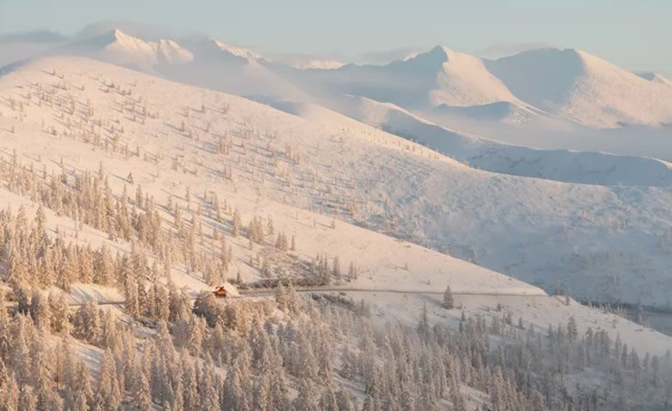 Oymyakon, Nga: Oymyakon, Nga, nằm gần Vòng Bắc Cực hơn là thành phố Yakutsk cách đó 927km. Chỉ có khoảng 500 người khỏe mạnh sống ở nơi giữ kỷ lục có người sinh sống với nhiệt độ thấp nhất trên Trái đất. Nhiệt độ thấp kỷ lục của nó là -68°C, được ghi nhận vào ngày 6/2/1933.