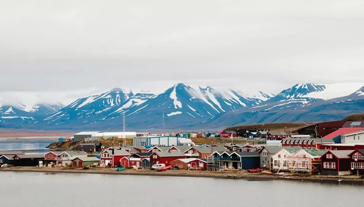 Longyearbyen, Na Uy: Longyearbyen là khu định cư ở cực bắc của thế giới. Nó nằm trên đảo Spitsbergen thuộc quần đảo Svalbard. Mặc dù ở xa xôi nhưng có thể dễ dàng đến Longyearbyen thông qua sân bay Svalbard. Bất kỳ ai mạo hiểm ra ngoài giới hạn thành phố đều phải mang theo vũ khí và biết cách sử dụng nó để chống lại đàn gấu Bắc Cực cư trú.