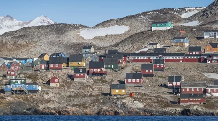 Ittoqqortoormiit, Greenland: Bị đóng băng 9 tháng trong năm, Ittoqqortoormiit nằm giữa Công viên Quốc gia Greenland lớn nhất thế giới và Scoresby Sound - vịnh hẹp lớn nhất trên Trái đất. Trong số khoảng 56.000 người ước tính sống ở Greenland vào năm 2021, 450 người trong số họ cư trú tại khu định cư hẻo lánh này, rải rác với những ngôi nhà, ngọn núi và sông băng có màu sắc cầu vồng.