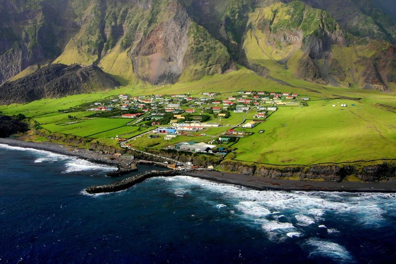 Tristan da Cunha: Tọa lạc tại Nam Đại Tây Dương, Tristan da Cunha nằm trên một hòn đảo núi lửa. Đảo cách khu vực đất liền gần nhất là thành phố Cape Town (Nam Phi) hơn 2.700 km. Đây là nơi định cư của hơn 250 người. Vùng đất xa xôi này không có sân bay nên cách duy nhất để đến đây là đi thuyền từ Nam Phi, chuyến đi kéo dài 6 ngày. (Ảnh: IT)