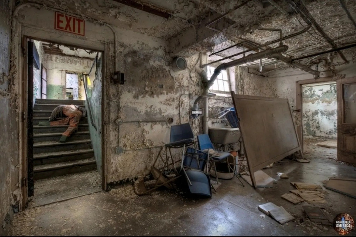 Bốn trong số những tù nhân bị giam trong tòa nhà Klondike đã chết vì những vết thương khủng khiếp do bị đánh đập dã man,... Các trường hợp giết người và đánh đập khác diễn ra rải rác trong nhiều năm.