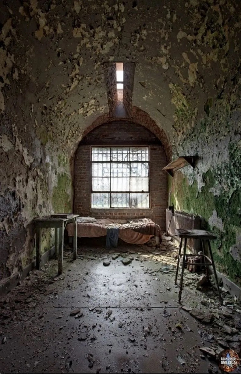 Sau đó, các cửa sổ và lưới thông gió bị đóng lại, cùng với đợt nắng nóng dữ dội tháng 8, nhiệt độ trong tòa nhà tăng lên gần 200 độ.