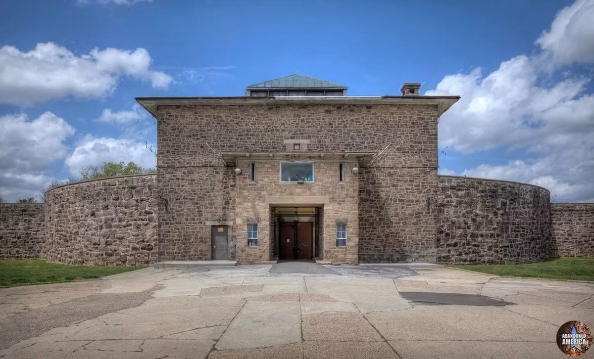 Ron toc gay ben trong nha tu bo hoang noi tieng o My-Hinh-2