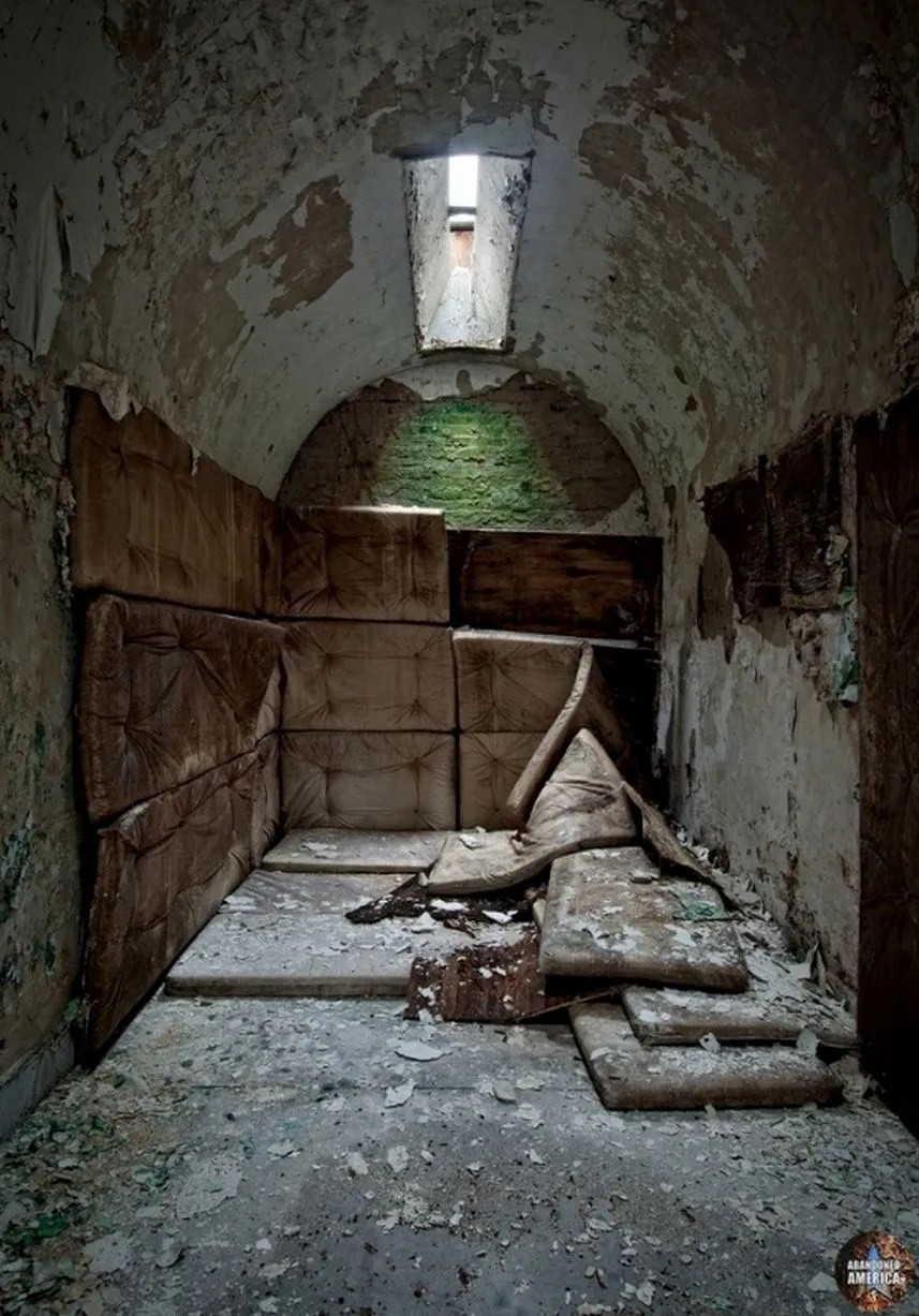 25 tù nhân sau đó được xác định là những "kẻ khởi xướng" cuộc tuyệt thực và bị đưa đến một tòa nhà gọi là Klondike, một khu xà lim hẹp được ốp cả lò sưởi và các đường ống nước nóng.