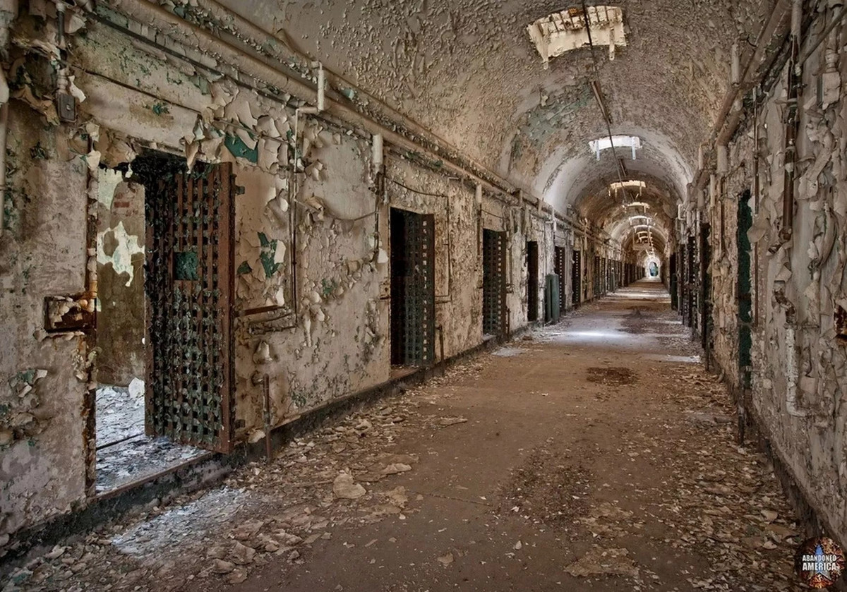 Được xây dựng để giảm bớt tình trạng quá tải cho nhà tù Moyamensing của bang Philadelphia, nhưng sau đó chính nhà tù Holmesburg cũng trở nên quá đông đúc, từ đó dẫn đến các cuộc bạo loạn mà lính canh đã đàn áp bằng sự tàn bạo.