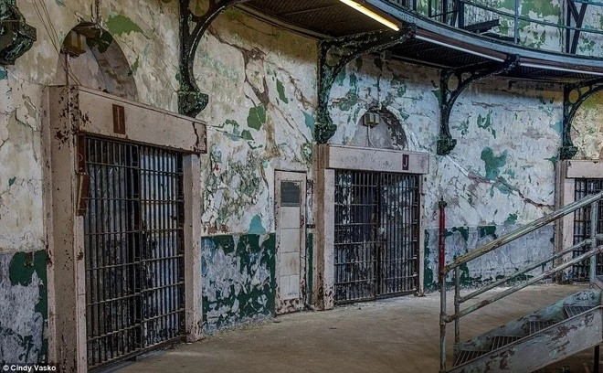 Các thử nghiệm sau đó kết thúc bởi các phiên điều trần của Quốc hội Mỹ, sự phản đối kịch liệt của công chúng và các vụ kiện cáo... Các tù nhân bị thí nghiệm đã được bồi thường những khoản tiền nhỏ nhưng thiệt hại về cơ thể và tinh thần của họ thì không thể nào bù đắp được.