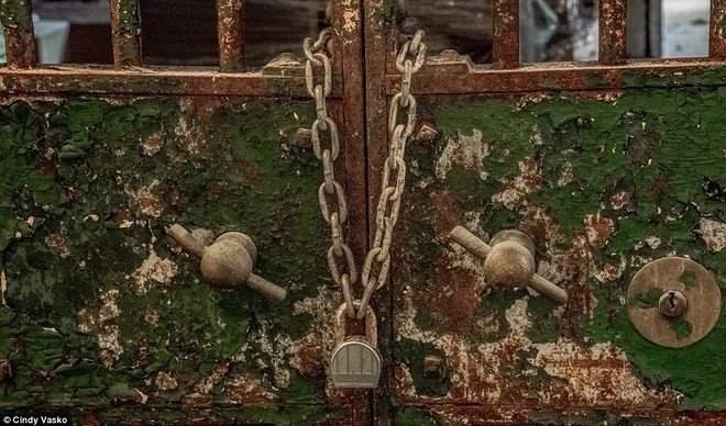 Gần 3 thập kỷ trôi qua từ khi giới chức Mỹ đóng cửa nhà tù vào năm 1995, những chứng tích sót lại của một nhà tù khét tiếng về bạo lực trong lịch sử nước Mỹ chỉ còn là khu nhà đổ nát.