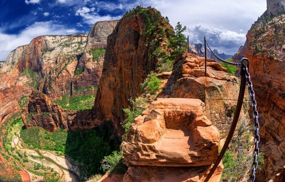 Vườn quốc gia Zion, Mỹ: Zion không chỉ là nơi có rất nhiều tuyến đường leo núi tuyệt đẹp mà còn là nơi thử thách các nhà leo núi nhờ địa hình đầy trắc trở.