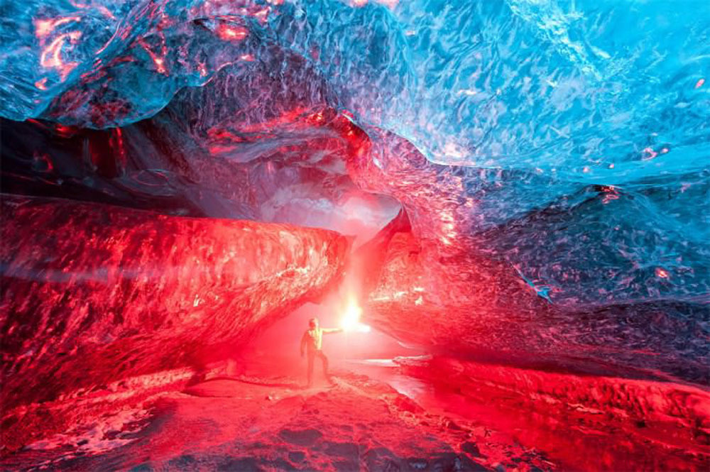 Vatnajökull, Iceland: Đây là một trong những sông băng lớn và dày nhất châu Âu. Du khách có khá nhiều lựa chọn như leo núi, cắm trại… để khám phá vùng đất này.