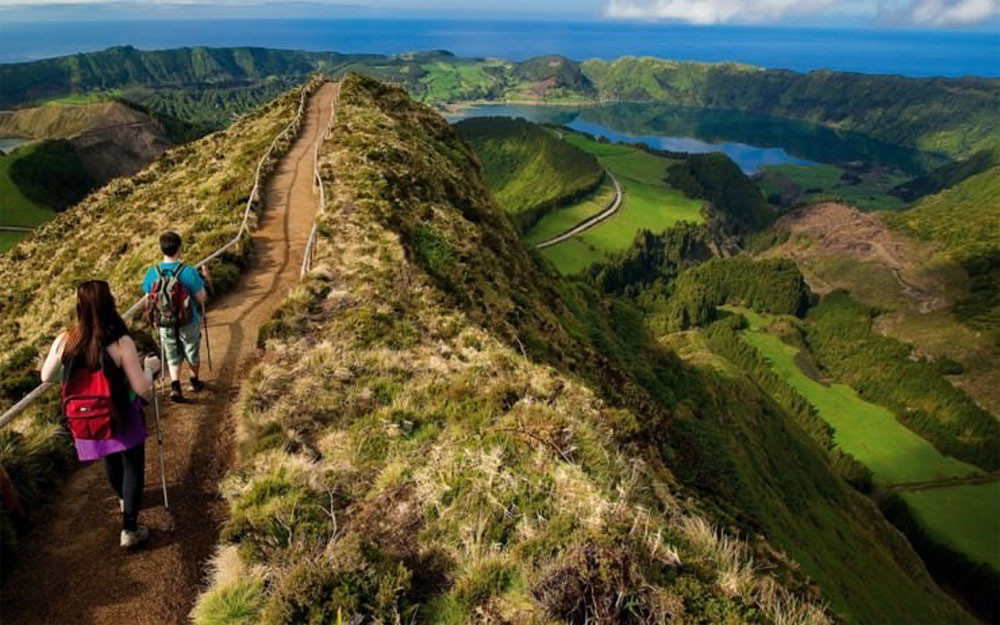 Azores, Bồ Đào Nha: Quần đảo tự trị này nằm cách Bồ Đào Nha khoảng 1.360km tại Đại Tây Dương, được hình thành từ các hoạt động của núi lửa. Quần đảo có nhiều cảnh quan thiên nhiên ấn tượng và sở hữu một trong những con đường leo núi đẹp nhất hành tinh. (Ảnh: Placestoseeinyourlifetime)