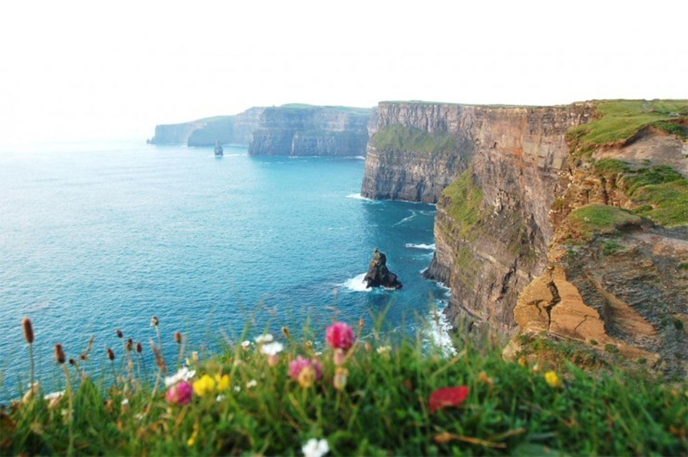 Vách đá Moher, Ireland: Vách đá Moher là địa danh du lịch thiên nhiên nổi tiếng ở Ireland. Dãy đá Moher cao xấp xỉ 214m so với mực nước biển và trải dài khoảng 8km dọc theo bờ Đại Tây Dương.