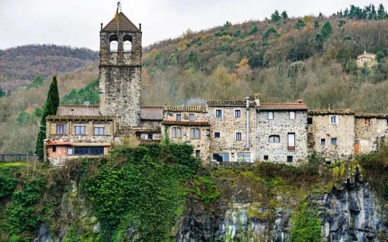 Bên cạnh những gam màu trầm, nét cổ kính xưa cũ, một phần của ngôi làng được xây mới khá hiện đại, bao gồm bể bơi ngoài trời để 1.000 cư dân nơi đây có thể đến giải trí, thư giãn. Ảnh: Shutterstock.