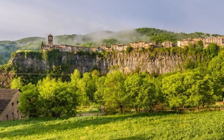 Tuy nhiên, Castellfollit de la Roca đã trở thành một điểm thu hút du khách. Với những người không sợ độ cao, ngôi làng này là một điểm đến lý tưởng. Ảnh: Shutterstock.