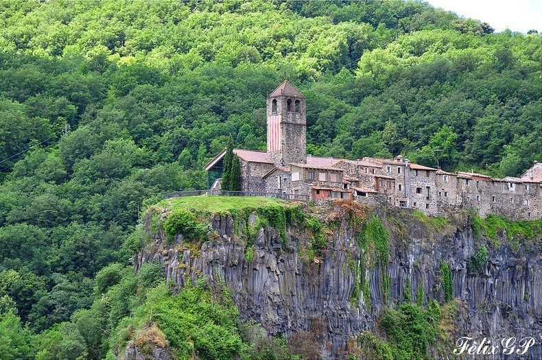 Đến nay, những tường thành bảo vệ Castellfollit de la Roca được xây dựng trong những thế kỷ trước vẫn đứng vững, là một biểu tượng lịch sử của sức mạnh và khả năng phòng thủ của ngôi làng. Ảnh: Amusing Planet.