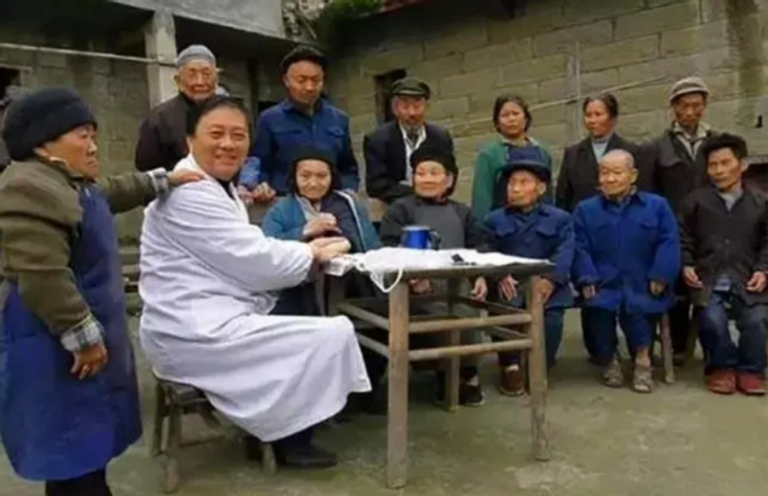 Làng chỉ có hơn 100 hộ gia đình, hơn một nửa trong số đó có con nhỏ đột nhiên mắc bệnh trong khoảng 3-8 tuổi. Lũ trẻ bị đau đầu gối, yếu tay và chân, mất khả năng vận động, cha mẹ chúng lo lắng vội đưa đến y sĩ nhưng không tìm được nguyên nhân.