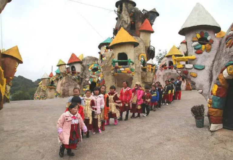 Đồng thời, người dân ở đây còn quyết định xây dựng các ngôi nhà của mình theo văn hóa truyện cổ tích, biến nơi này trở thành điểm thu hút khách du lịch và tạo thu nhập cho bản thân.