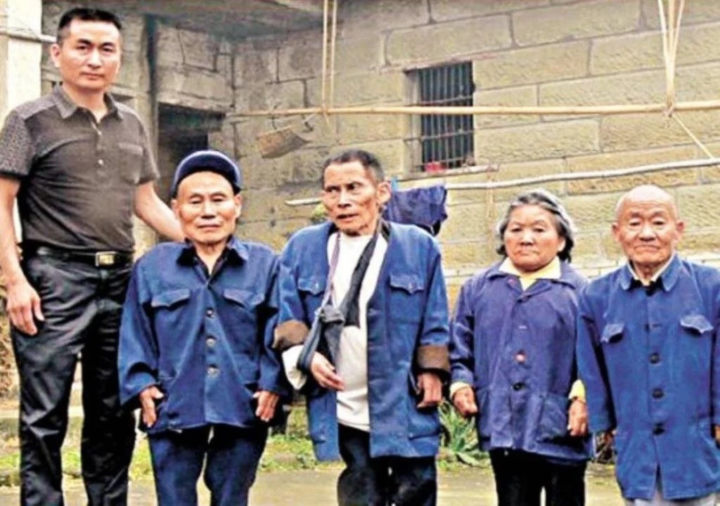 Trong suốt nhiều năm, một số người dân đã rời khỏi khu vực vì sợ mắc chứng bệnh lạ, nhưng tình hình ngày càng được cải thiện khi thế hệ trẻ đang dần cao lên.