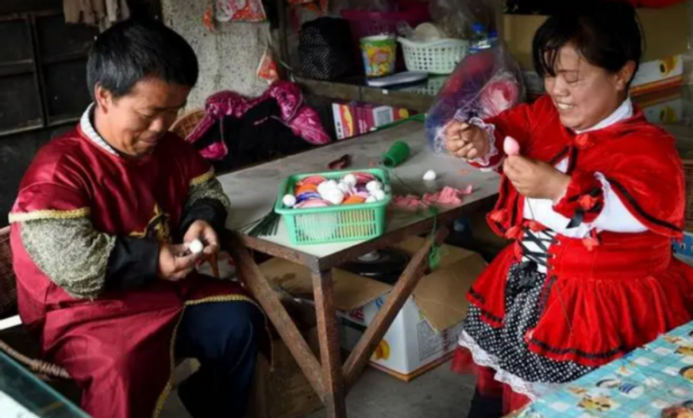 Vài năm sau khi gặp phải những triệu chứng trên, bọn trẻ không cao lên nữa. Người làng hoang mang, bởi họ sống trong một vùng, uống cùng một giếng nước, lấy lương thực từ cùng một mảnh đất, và những đứa trẻ không phải kết quả của hôn nhân cận huyết thống.