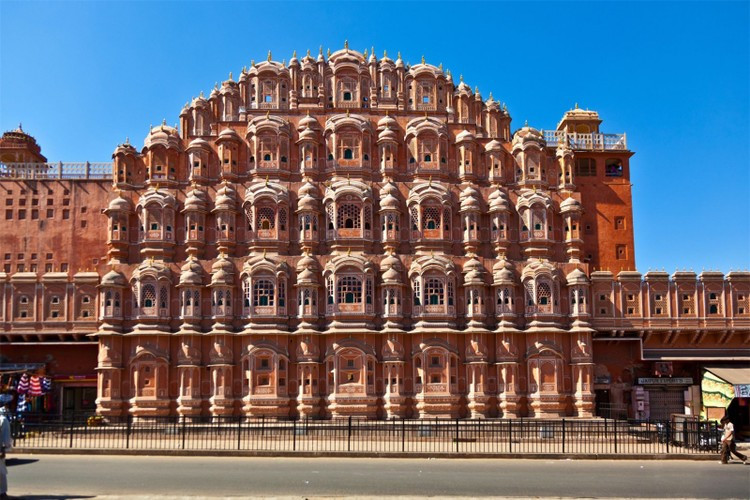 Nhìn từ phía ngoài, Cung điện gió Hawa Mahal được xây dựng với 953 cửa sổ nhỏ được trang trí, chạm trổ tinh tế đến từng chi tiết dù là nhỏ nhất. Ảnh: getintravel.