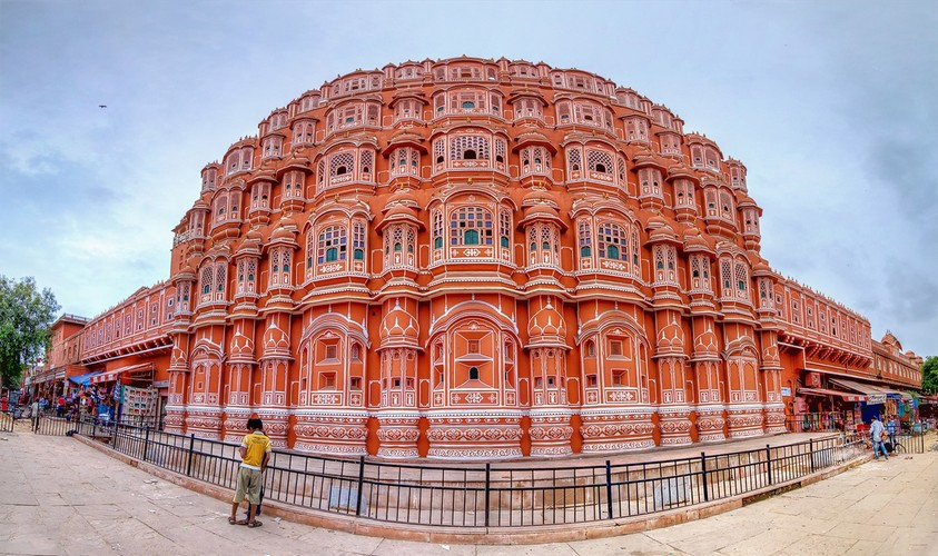 Cung điện gió Hawa Mahal, một trong những cung điện đẹp nhất Ấn Độ, được xây dựng vào năm 1798 bởi Hoàng đế Maharaja Sawai Pratap Singh. Ảnh: boomsbeat.