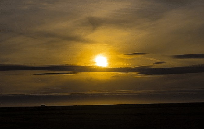 Đặc biệt, vào tháng 6 hàng năm, mặt trời sẽ không lặn. Đảo Grimsey và thành phố Akureyri là những nơi đẹp nhất để du khách ngắm nhìn khung cảnh "mặt trời nửa đêm". Ảnh: Wikipedia.