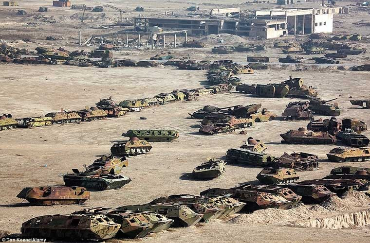 Nghĩa địa xe tăng, xe bọc thép ở Trung tâm đào tạo quân sự Kabul ở Afghanistan.