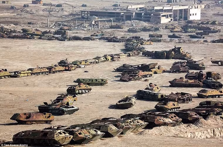 Nghĩa địa xe tăng, xe bọc thép ở Trung tâm đào tạo quân sự Kabul ở Afghanistan.