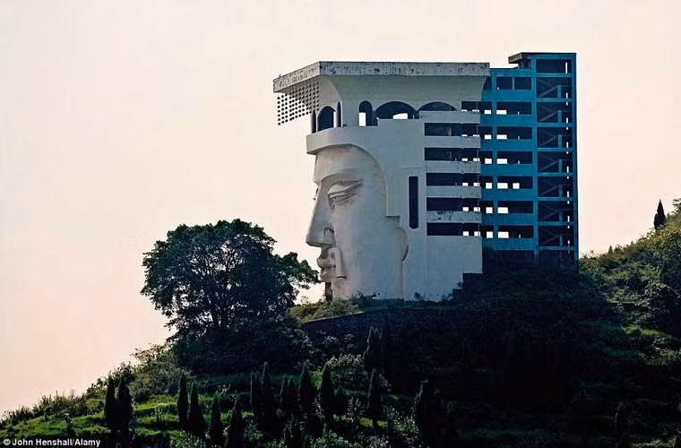 Khách sạn bỏ hoang gần thành phố ma Fengdu ở bờ phía bắc sông Dương Tử (Trung Quốc) cũng là một địa điểm bỏ hoang ma mị.