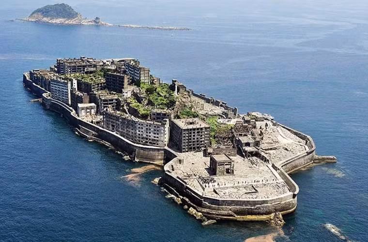 Năm 1959, hơn 5.000 người đã sống ở hòn đảo nhỏ Hashima ở Nhật Bản này với công việc chính là khai thác khoáng sản. Năm 1974, mỏ này đóng cửa và hòn đảo cũng bị bỏ hoang từ đó.