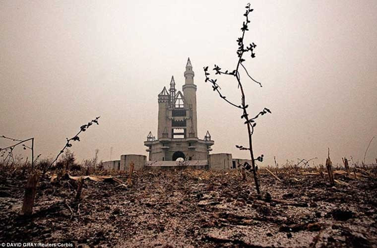 Lâu đài chưa xây xong này hiện vẫn còn lưu lại dấu tích bên trong một công viên giải trí có tên là Xứ sở thần tiên nằm ở ngoại ô Bắc Kinh (Trung Quốc).