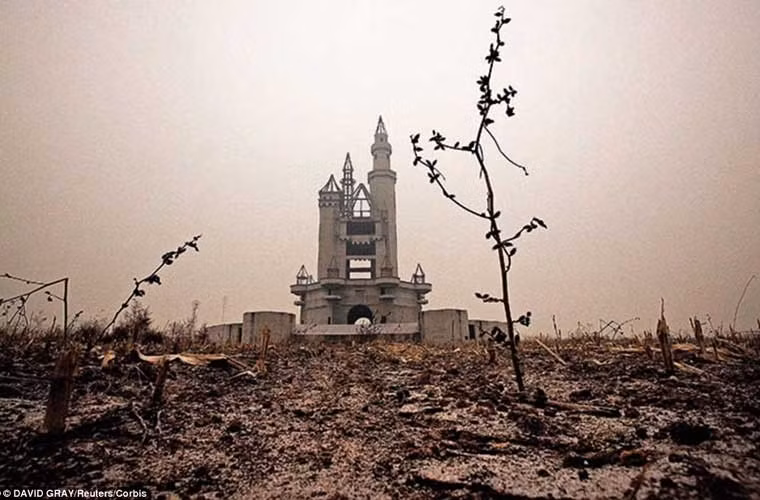 Lâu đài chưa xây xong này hiện vẫn còn lưu lại dấu tích bên trong một công viên giải trí có tên là Xứ sở thần tiên nằm ở ngoại ô Bắc Kinh (Trung Quốc).