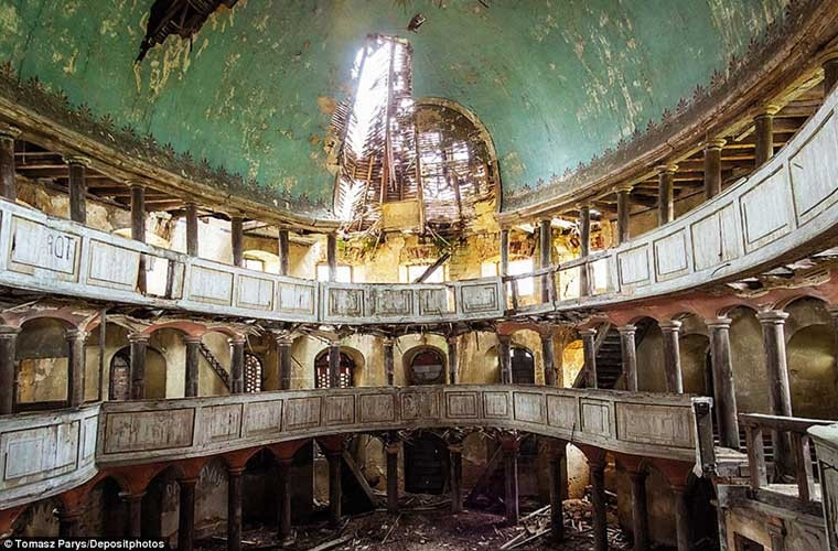 Nhà thờ cổ Evangelical ở làng Zeliszow của Ba Lan nay trở thành một nơi xập xệ, hoang tàn. Sàn nhà hiện có một hố to, các mảng tường bong tróc, trần nhà dột nát.