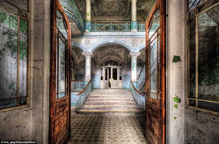 Bệnh viện bỏ hoang Beelitz-Heilstätten ở Brandenburg (Đức). Trong Thế chiến I, nó từng là bệnh viện quân y. Sang Thế chiến II, các binh sĩ Liên Xô đã cư ngụ nơi đây. Đến năm 1994, họ rời đi, khiến bệnh viện trở thành một nơi bỏ hoang.