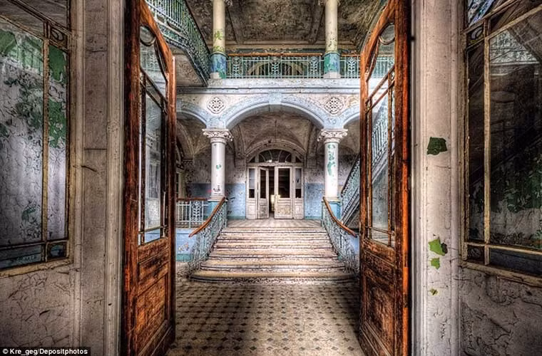 Bệnh viện bỏ hoang Beelitz-Heilstätten ở Brandenburg (Đức). Trong Thế chiến I, nó từng là bệnh viện quân y. Sang Thế chiến II, các binh sĩ Liên Xô đã cư ngụ nơi đây. Đến năm 1994, họ rời đi, khiến bệnh viện trở thành một nơi bỏ hoang.