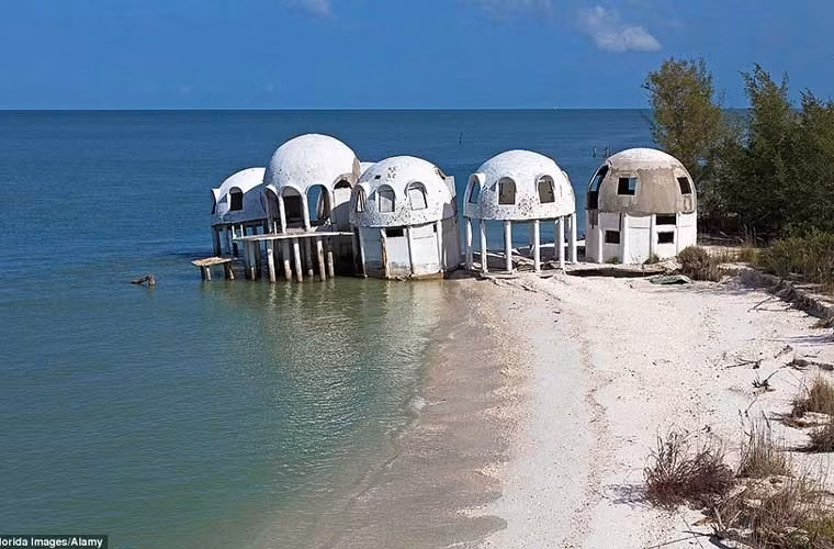 Được xây dựng đầu thập niên 1980, những căn nhà hình mái vòm chạy bằng năng lượng mặt trời ở Mũi Romano, Florida (Mỹ), đã bị hư hại nặng nề trong cơn bão Andrew năm 1992. Cho tới năm 2005, cơn bão Wilma tiếp tục tàn phá các căn nhà trên.