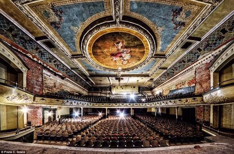 Nhà hát Orpheum ở New Bedford, Massachusetts (Mỹ), với 1.500 chỗ ngồi đã bị đóng cửa trong năm 1958-1959.