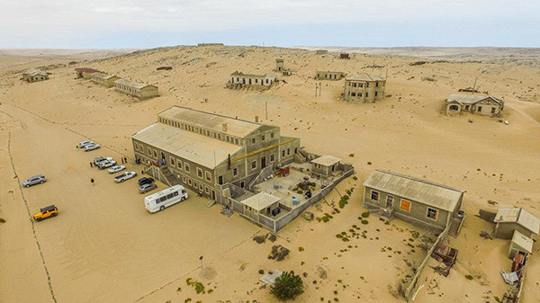 Kolmanskop (Namibia): Năm 1908, thị trấn Kolmanskop được thành lập với mục đích chính là khai thác kim cương ầm uất. Sau Thế chiến thứ 2, mỏ kim cương dần cạn kiệt, Kolmanskop đã bị bỏ hoang hoàn toàn năm 1956. Du khách cần có giấy phép nếu muốn vào tham quan nơi này.