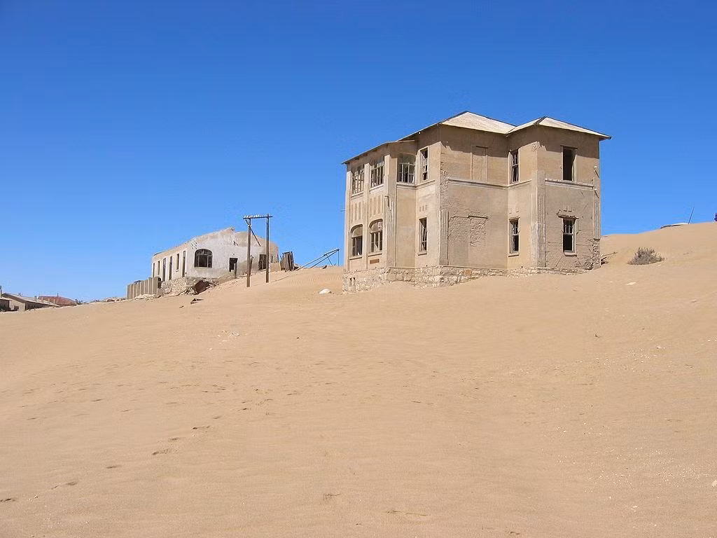 Kolmanskop, Namibia: Thị trấn bị bỏ hoang này ngày nay là địa điểm hút khách du lịch và là sân chơi cho các nhiếp ảnh gia.