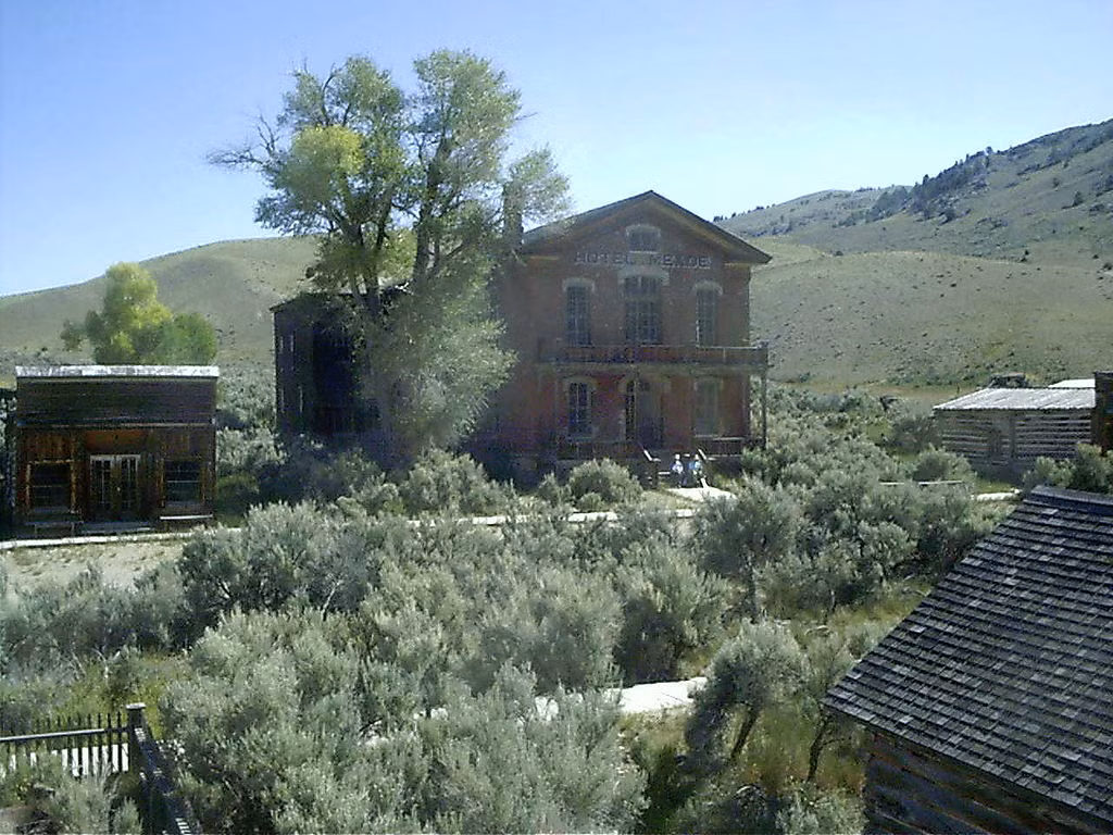 Bannack, Montana, Mỹ: Nơi này cách đây 150 năm từng là thị trấn đào vàng sôi động với 10.000 người dân sinh sống. Tuy nhiên, một trận hỏa hoạn đã khiến nơi đây thành "thị trấn ma" dành cho du khách hiếu kỳ.
