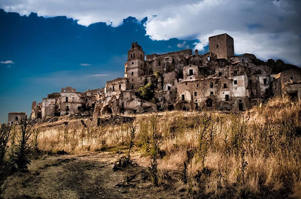 Craco (Italy): Thị trấn lịch sử này có từ năm 540 trước Công nguyên, do những người Hy Lạp di cư xây dựng. Qua nhiều thế kỷ, thị trấn phát triển không ngừng. Đến năm 1980, nơi đây hoàn toàn bị bỏ hoang sau một trận động đất lớn. Ngày nay, Craco tuy không có người ở nhưng lại là một điểm du lịch hấp dẫn.