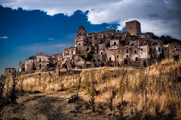 Craco (Italy): Thị trấn lịch sử này có từ năm 540 trước Công nguyên, do những người Hy Lạp di cư xây dựng. Qua nhiều thế kỷ, thị trấn phát triển không ngừng. Đến năm 1980, nơi đây hoàn toàn bị bỏ hoang sau một trận động đất lớn. Ngày nay, Craco tuy không có người ở nhưng lại là một điểm du lịch hấp dẫn.
