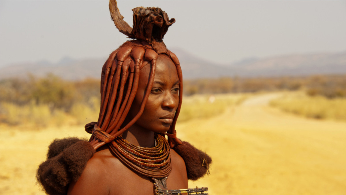 Các bộ lạc ở Angola và Namibia nổi tiếng với bộ tóc màu sắc “đóng thành tảng”. Để liên kết các sợi tóc lại với nhau, những người phụ nữ sử dụng hỗn hợp từ đá đỏ nghiền nhỏ trộn với dầu, thảo mộc và phân bò khô.