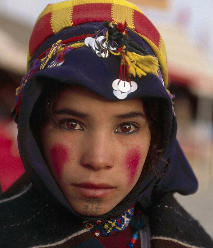 Hình xăm trên khuôn mặt và má hồng đậm làm nổi bật gò má được coi là nét đẹp của phụ nữ Ma rốc, đặc biệt là những người thuộc bộ lạc Berber.