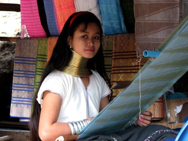 Bộ tộc Kayan ở Myanmar quan niệm rằng đeo thật nhiều vòng đồng lên cổ và tay chân là cách thể hiện sự cao quý và giàu có của gia đình. Do đó, phụ nữ Kayan có thể đeo tới 25 chiếc vòng và cổ càng dài thì người đó càng được xem là xinh đẹp.