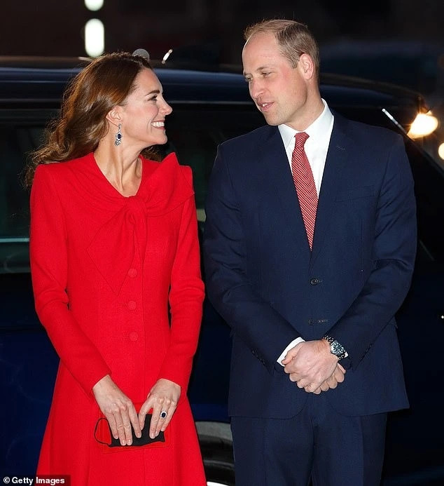 Ánh mắt nhìn đầy yêu thương giữa William và Kate tại buổi lễ mừng Giáng sinh năm 2021 ở Tu viện Westminster. Ảnh: Getty.